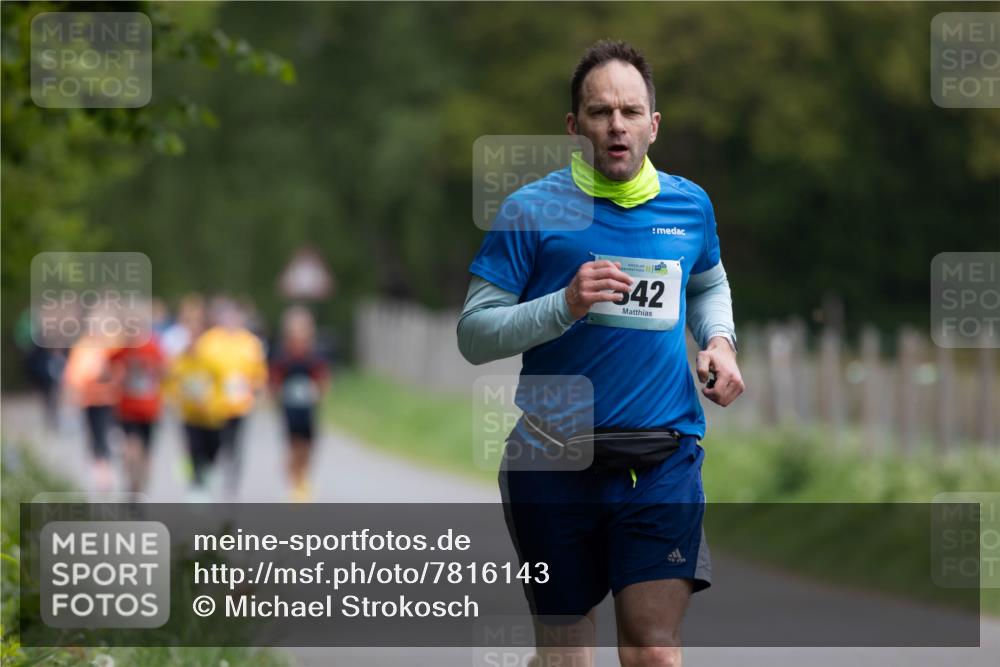 04.05.2025 - 8. Wedeler Halbmarathon Michael Strokosch http://msf.ph/oto/7816143 04.05.2025 10:48:24 Laufen 542 meine-sportfotos.de
