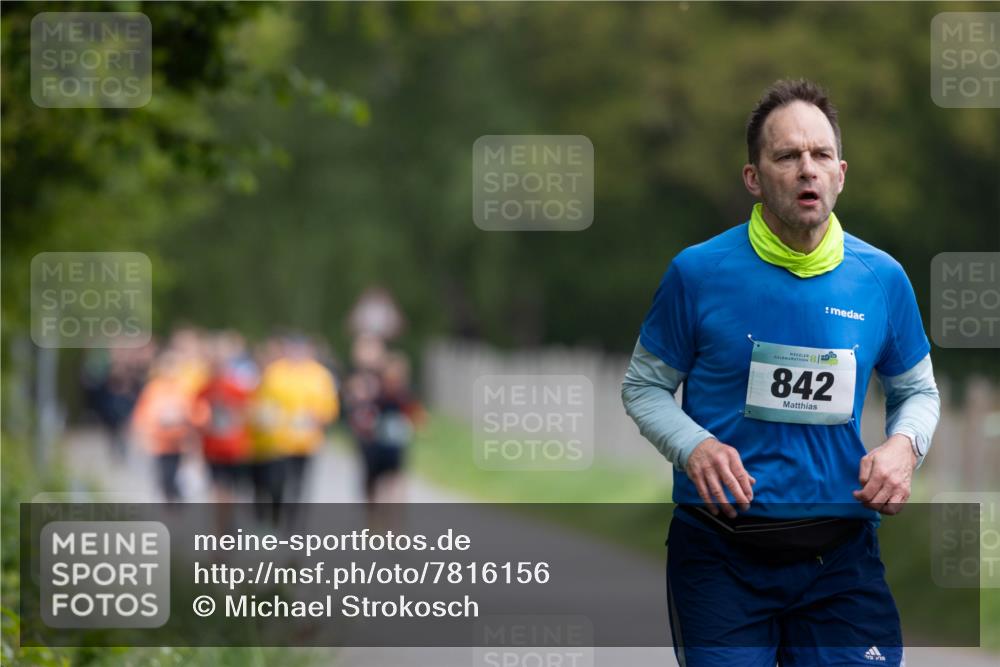04.05.2025 - 8. Wedeler Halbmarathon Michael Strokosch http://msf.ph/oto/7816156 04.05.2025 10:48:25 Laufen 842 meine-sportfotos.de