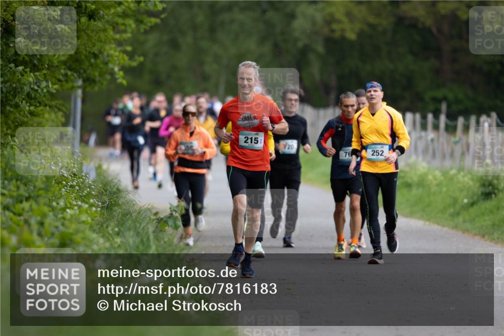 04.05.2025 - 8. Wedeler Halbmarathon Michael Strokosch http://msf.ph/oto/7816183 04.05.2025 10:48:40 Laufen 215, 120, 76, 252 meine-sportfotos.de