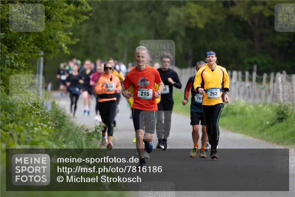 04.05.2025 - 8. Wedeler Halbmarathon Michael Strokosch http://msf.ph/oto/7816186 04.05.2025 10:48:40 Laufen 215, 765, 252 meine-sportfotos.de