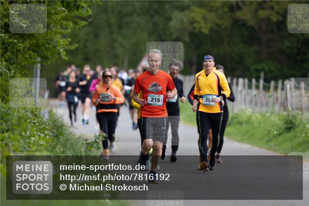 04.05.2025 - 8. Wedeler Halbmarathon Michael Strokosch http://msf.ph/oto/7816192 04.05.2025 10:48:41 Laufen 559, 215, 252 meine-sportfotos.de