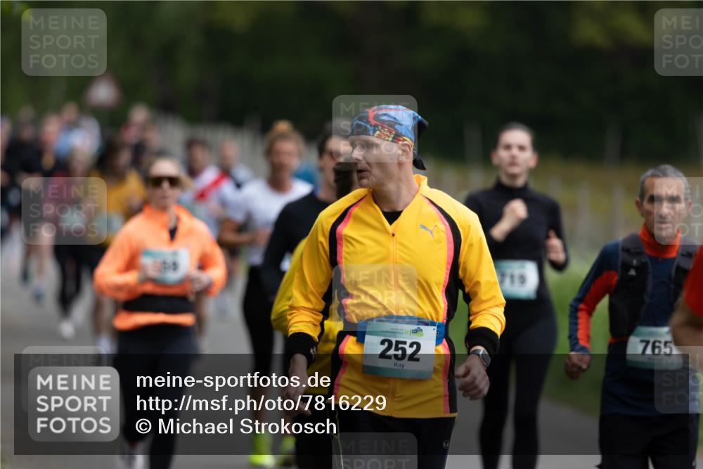 04.05.2025 - 8. Wedeler Halbmarathon Michael Strokosch http://msf.ph/oto/7816229 04.05.2025 10:48:51 Laufen 16, 252, 719, 765 meine-sportfotos.de