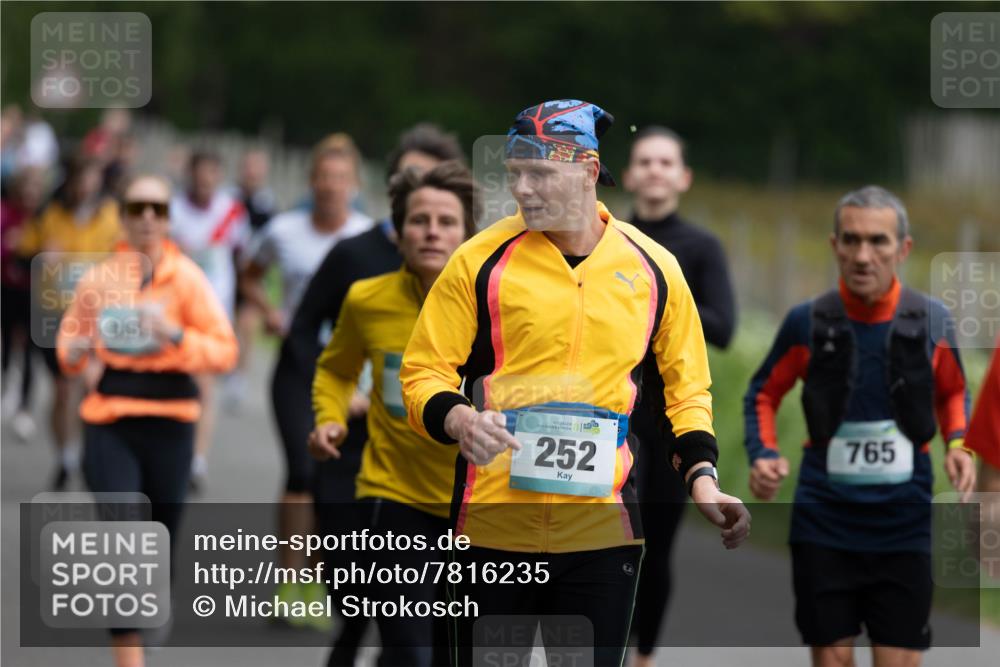 04.05.2025 - 8. Wedeler Halbmarathon Michael Strokosch http://msf.ph/oto/7816235 04.05.2025 10:48:52 Laufen 252, 765 meine-sportfotos.de