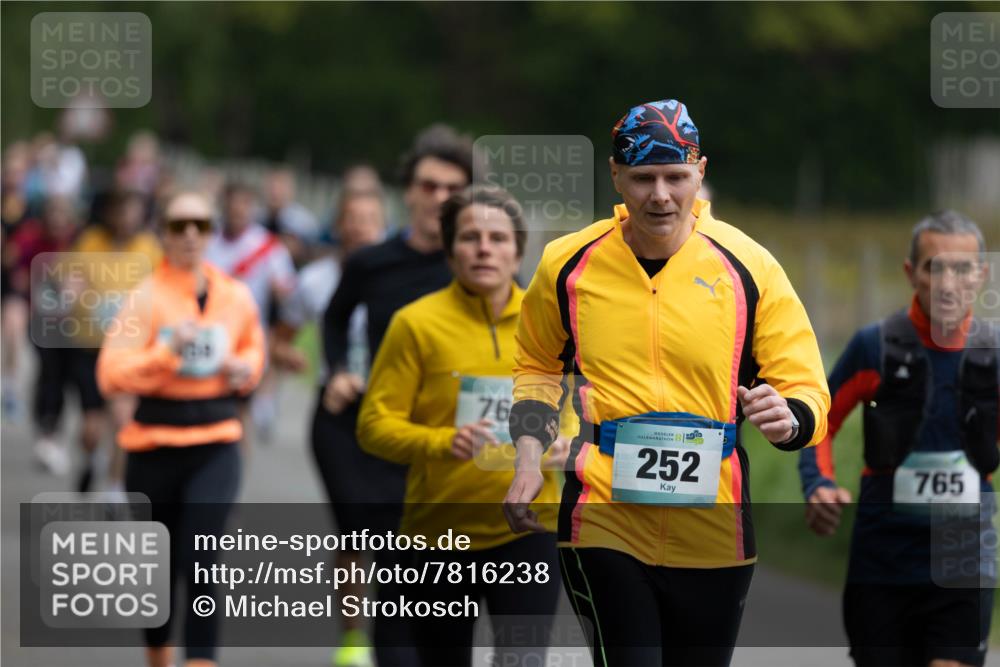 04.05.2025 - 8. Wedeler Halbmarathon Michael Strokosch http://msf.ph/oto/7816238 04.05.2025 10:48:52 Laufen 76, 252, 765 meine-sportfotos.de