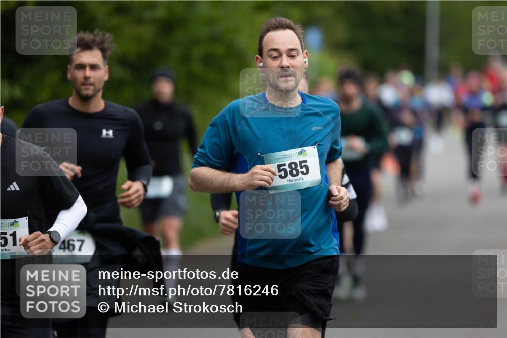 04.05.2025 - 8. Wedeler Halbmarathon Michael Strokosch http://msf.ph/oto/7816246 04.05.2025 10:49:12 Laufen 51, 467, 585 meine-sportfotos.de