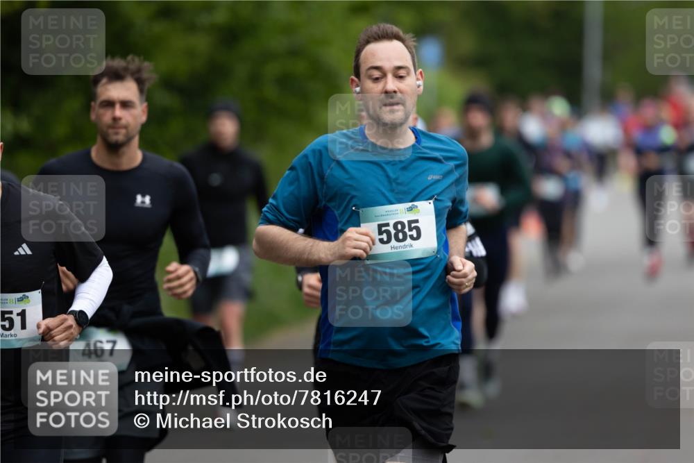 04.05.2025 - 8. Wedeler Halbmarathon Michael Strokosch http://msf.ph/oto/7816247 04.05.2025 10:49:12 Laufen 56, 51, 467, 585 meine-sportfotos.de