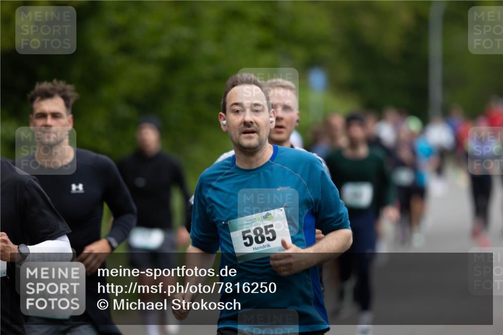 04.05.2025 - 8. Wedeler Halbmarathon Michael Strokosch http://msf.ph/oto/7816250 04.05.2025 10:49:12 Laufen 467, 585 meine-sportfotos.de