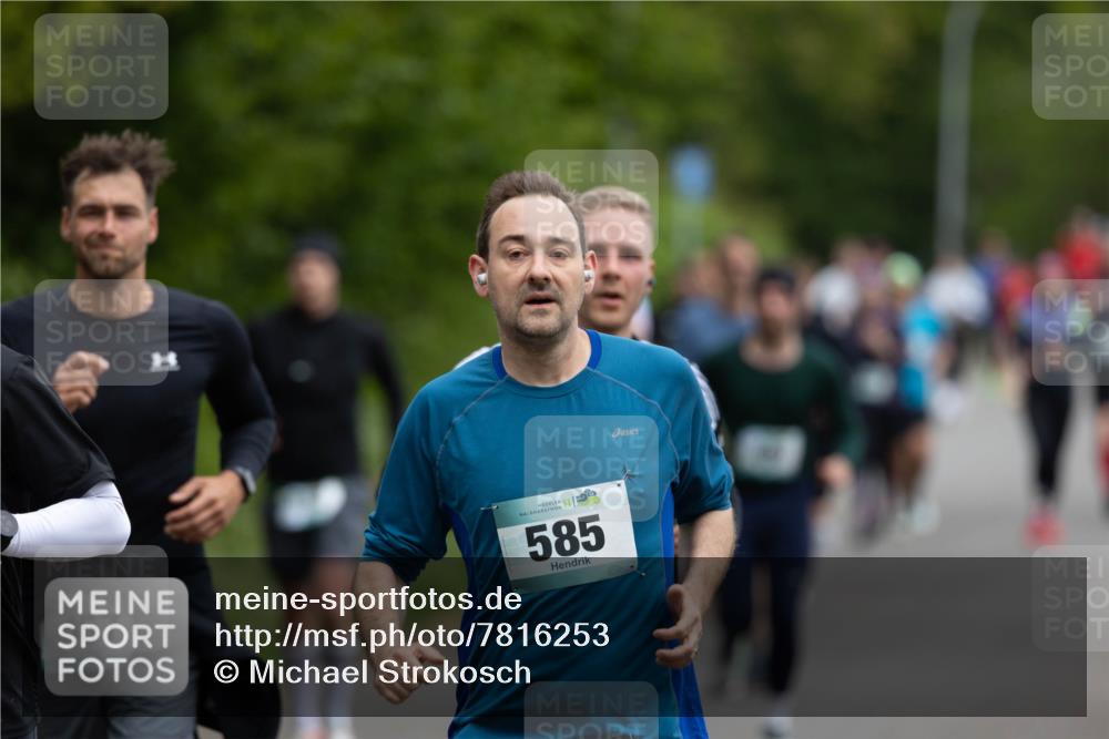 04.05.2025 - 8. Wedeler Halbmarathon Michael Strokosch http://msf.ph/oto/7816253 04.05.2025 10:49:12 Laufen 467, 585 meine-sportfotos.de