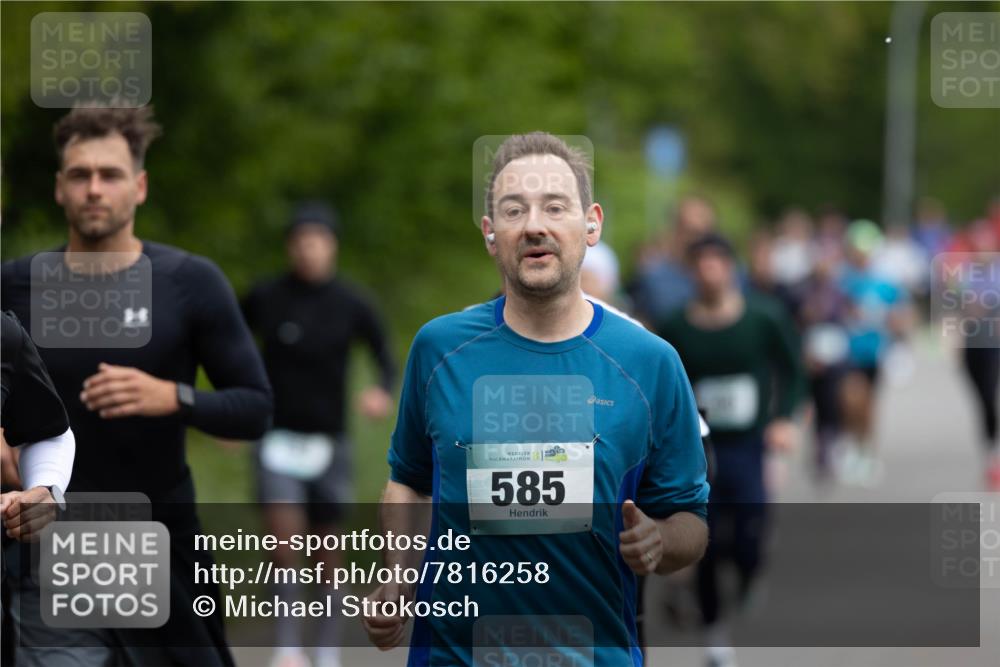 04.05.2025 - 8. Wedeler Halbmarathon Michael Strokosch http://msf.ph/oto/7816258 04.05.2025 10:49:13 Laufen 467, 585 meine-sportfotos.de