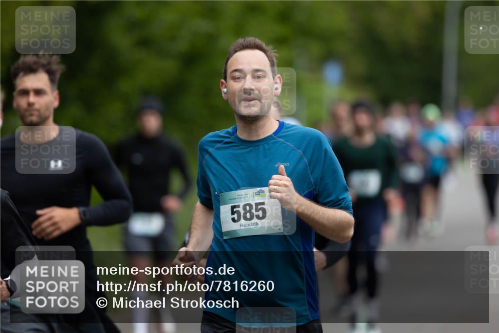 04.05.2025 - 8. Wedeler Halbmarathon Michael Strokosch http://msf.ph/oto/7816260 04.05.2025 10:49:13 Laufen 467, 585 meine-sportfotos.de