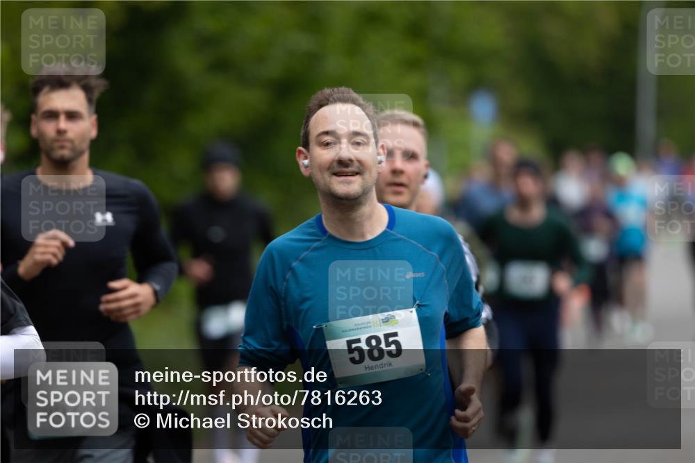 04.05.2025 - 8. Wedeler Halbmarathon Michael Strokosch http://msf.ph/oto/7816263 04.05.2025 10:49:13 Laufen 467, 585 meine-sportfotos.de