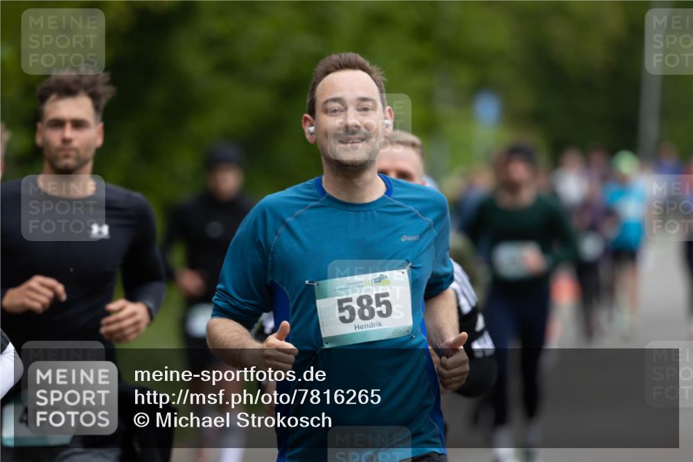 04.05.2025 - 8. Wedeler Halbmarathon Michael Strokosch http://msf.ph/oto/7816265 04.05.2025 10:49:13 Laufen 467, 8, 196, 585, 94 meine-sportfotos.de