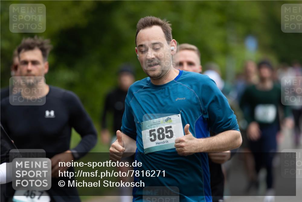 04.05.2025 - 8. Wedeler Halbmarathon Michael Strokosch http://msf.ph/oto/7816271 04.05.2025 10:49:14 Laufen 467, 585 meine-sportfotos.de