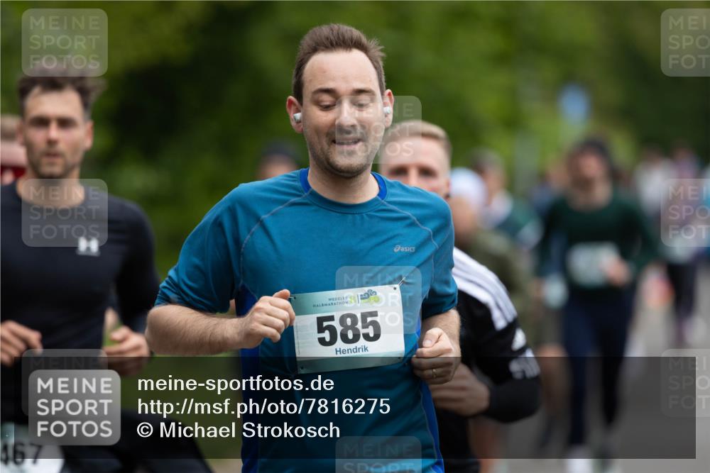 04.05.2025 - 8. Wedeler Halbmarathon Michael Strokosch http://msf.ph/oto/7816275 04.05.2025 10:49:14 Laufen 467, 585 meine-sportfotos.de