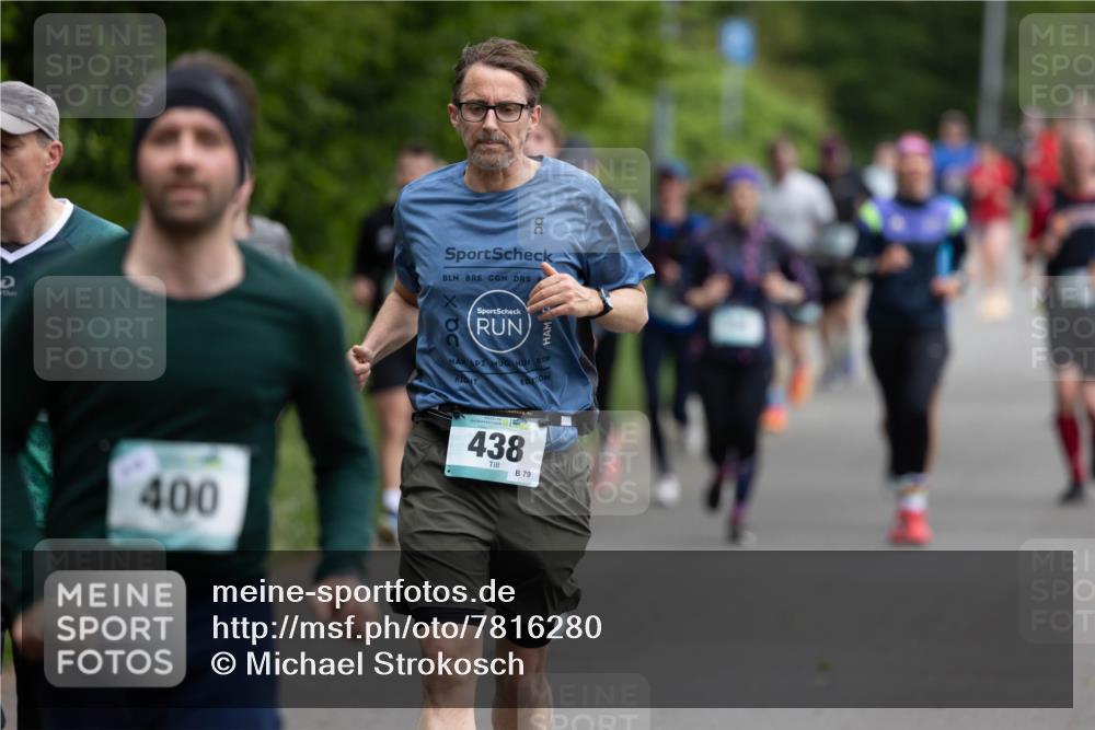 04.05.2025 - 8. Wedeler Halbmarathon Michael Strokosch http://msf.ph/oto/7816280 04.05.2025 10:49:22 Laufen 400, 438, 79 meine-sportfotos.de