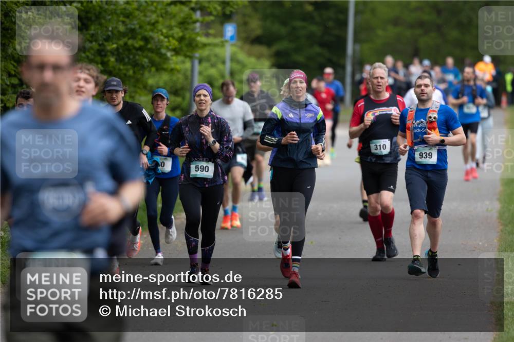 04.05.2025 - 8. Wedeler Halbmarathon Michael Strokosch http://msf.ph/oto/7816285 04.05.2025 10:49:24 Laufen 590, 310, 939 meine-sportfotos.de