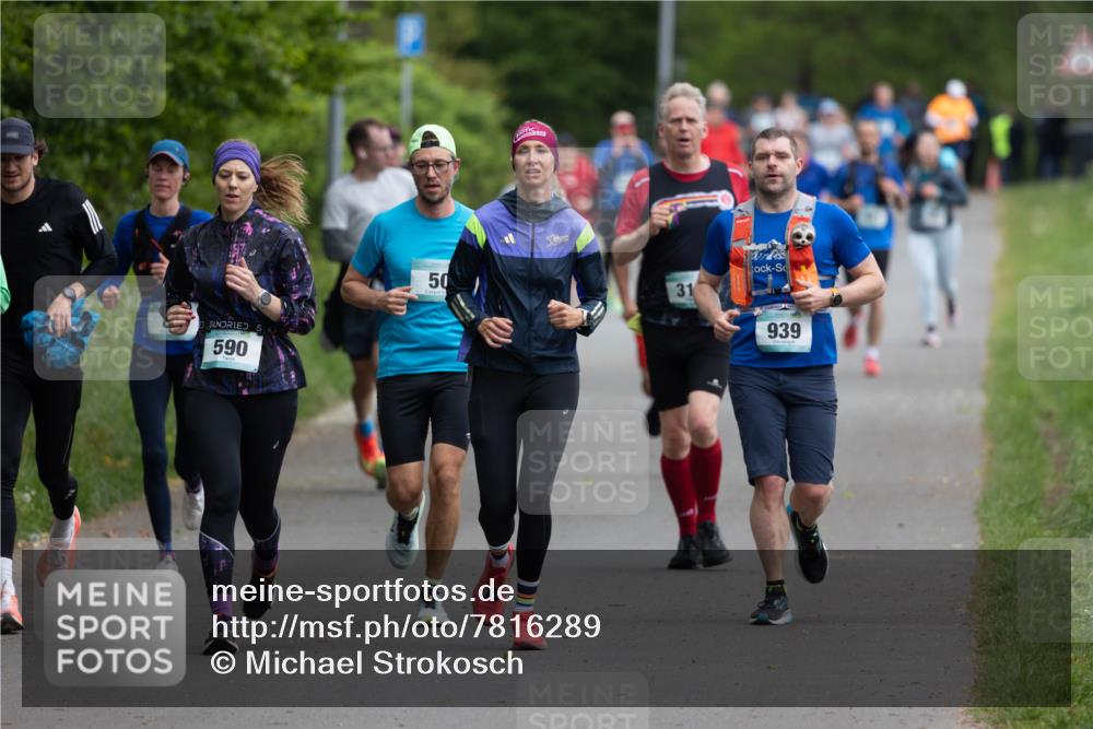 04.05.2025 - 8. Wedeler Halbmarathon Michael Strokosch http://msf.ph/oto/7816289 04.05.2025 10:49:27 Laufen 590, 50, 31, 939 meine-sportfotos.de