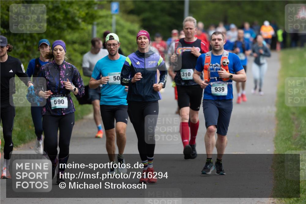 04.05.2025 - 8. Wedeler Halbmarathon Michael Strokosch http://msf.ph/oto/7816294 04.05.2025 10:49:27 Laufen 590, 50, 50, 310, 939 meine-sportfotos.de