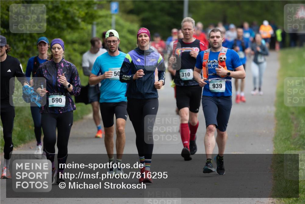 04.05.2025 - 8. Wedeler Halbmarathon Michael Strokosch http://msf.ph/oto/7816295 04.05.2025 10:49:27 Laufen 590, 50, 505, 310, 939 meine-sportfotos.de