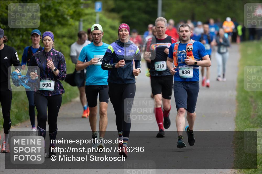 04.05.2025 - 8. Wedeler Halbmarathon Michael Strokosch http://msf.ph/oto/7816296 04.05.2025 10:49:27 Laufen 590, 50, 310, 939 meine-sportfotos.de
