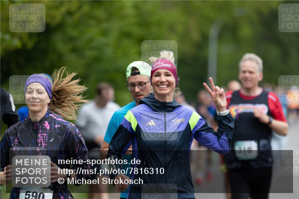 04.05.2025 - 8. Wedeler Halbmarathon Michael Strokosch http://msf.ph/oto/7816310 04.05.2025 10:49:35 Laufen 590, 5, 310 meine-sportfotos.de