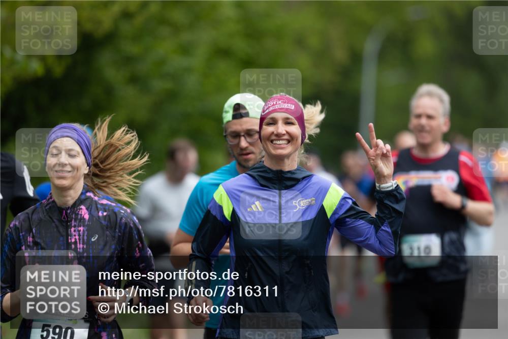 04.05.2025 - 8. Wedeler Halbmarathon Michael Strokosch http://msf.ph/oto/7816311 04.05.2025 10:49:35 Laufen 590, 50, 310 meine-sportfotos.de