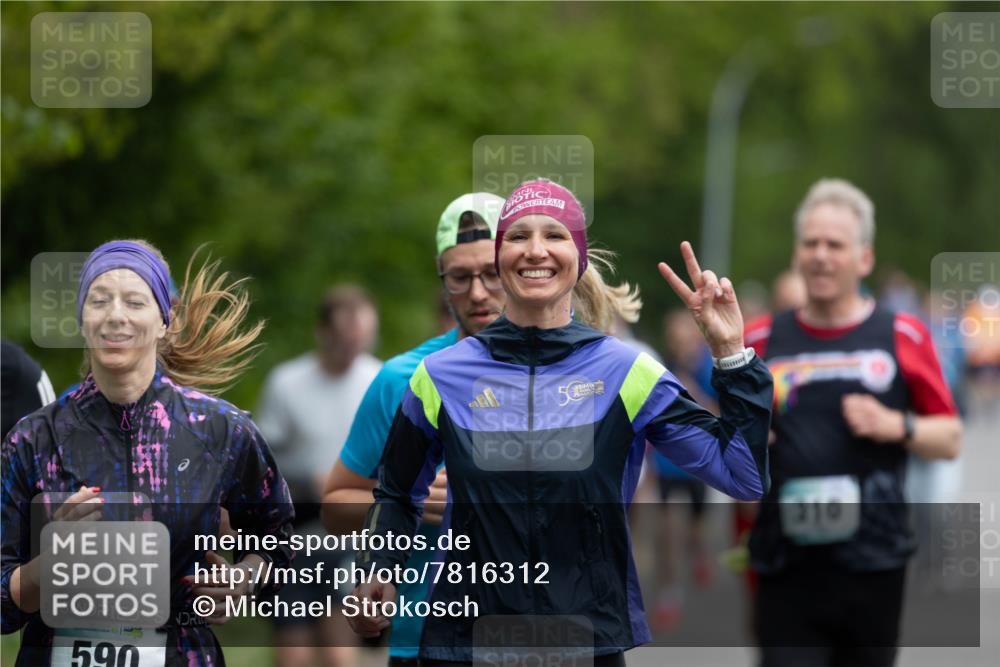 04.05.2025 - 8. Wedeler Halbmarathon Michael Strokosch http://msf.ph/oto/7816312 04.05.2025 10:49:35 Laufen 590, 5, 310 meine-sportfotos.de