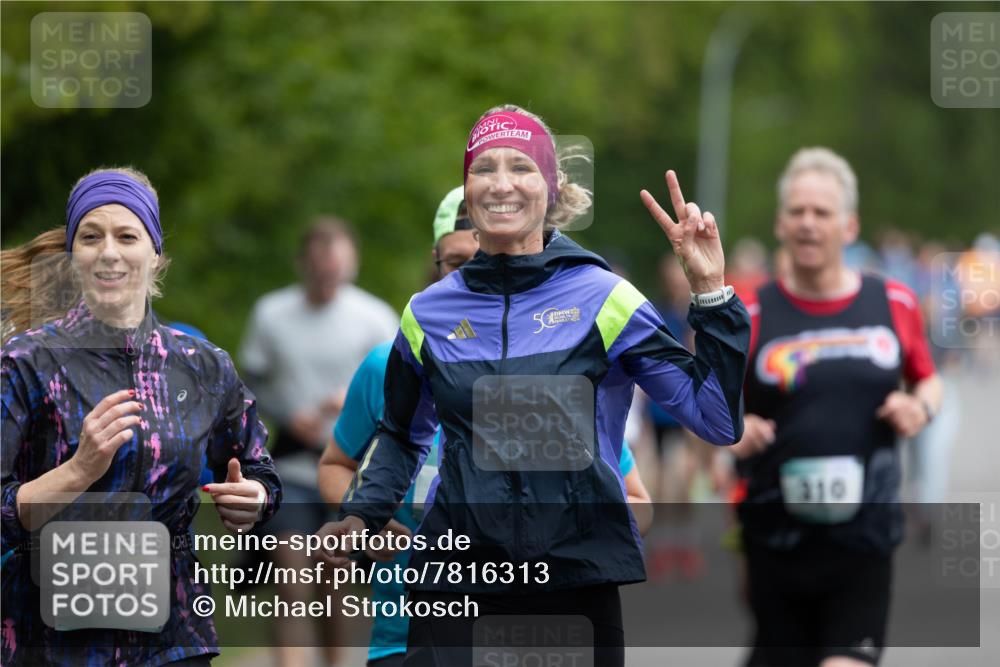 04.05.2025 - 8. Wedeler Halbmarathon Michael Strokosch http://msf.ph/oto/7816313 04.05.2025 10:49:36 Laufen 590, 5, 310 meine-sportfotos.de
