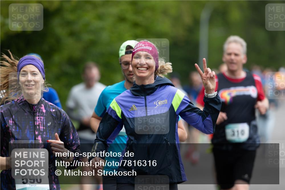 04.05.2025 - 8. Wedeler Halbmarathon Michael Strokosch http://msf.ph/oto/7816316 04.05.2025 10:49:36 Laufen 590, 5, 310 meine-sportfotos.de