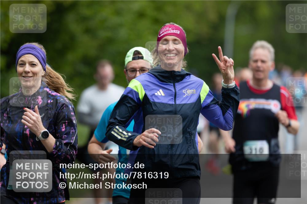 04.05.2025 - 8. Wedeler Halbmarathon Michael Strokosch http://msf.ph/oto/7816319 04.05.2025 10:49:36 Laufen 590, 5, 310 meine-sportfotos.de