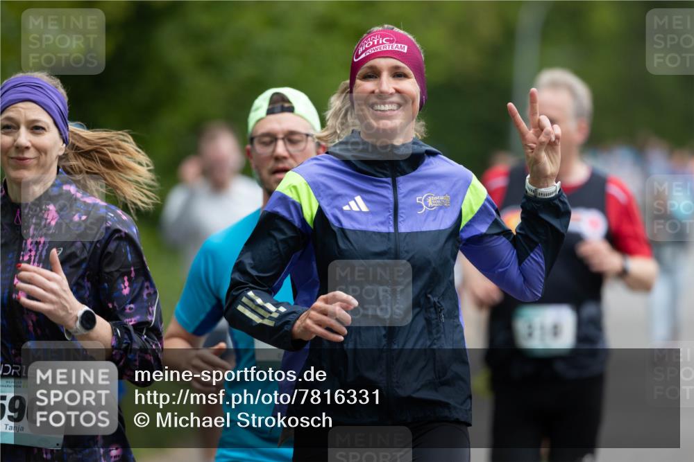 04.05.2025 - 8. Wedeler Halbmarathon Michael Strokosch http://msf.ph/oto/7816331 04.05.2025 10:49:37 Laufen 590 meine-sportfotos.de
