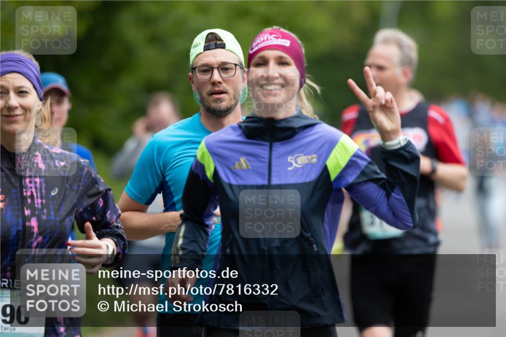 04.05.2025 - 8. Wedeler Halbmarathon Michael Strokosch http://msf.ph/oto/7816332 04.05.2025 10:49:37 Laufen 90, 50 meine-sportfotos.de