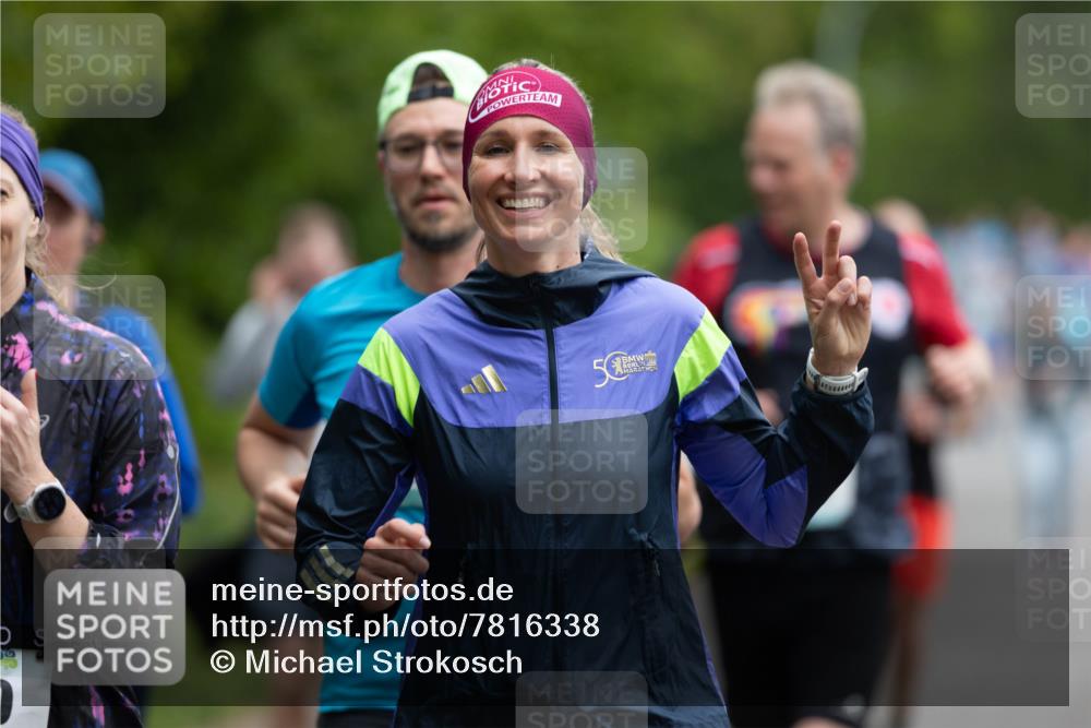 04.05.2025 - 8. Wedeler Halbmarathon Michael Strokosch http://msf.ph/oto/7816338 04.05.2025 10:49:37 Laufen 5 meine-sportfotos.de