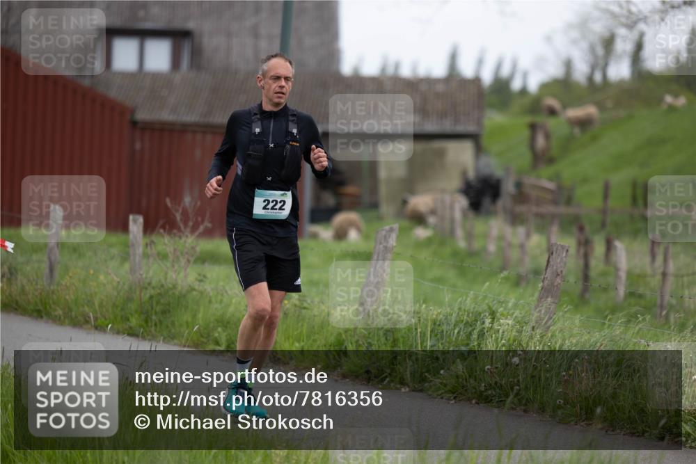 04.05.2025 - 8. Wedeler Halbmarathon Michael Strokosch http://msf.ph/oto/7816356 04.05.2025 10:59:28 Laufen 222 meine-sportfotos.de