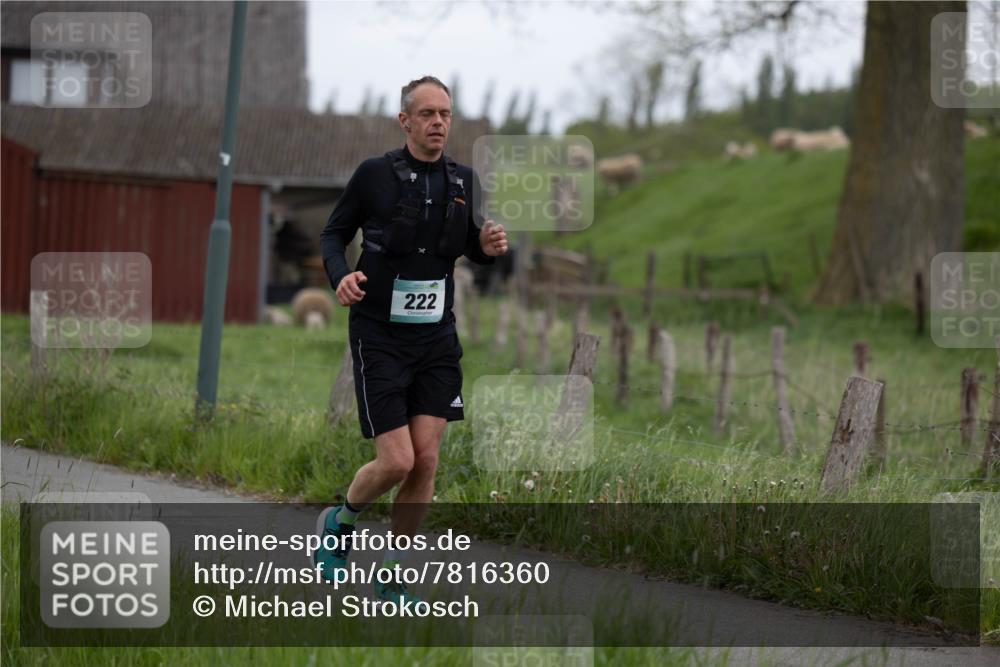04.05.2025 - 8. Wedeler Halbmarathon Michael Strokosch http://msf.ph/oto/7816360 04.05.2025 10:59:29 Laufen 222 meine-sportfotos.de
