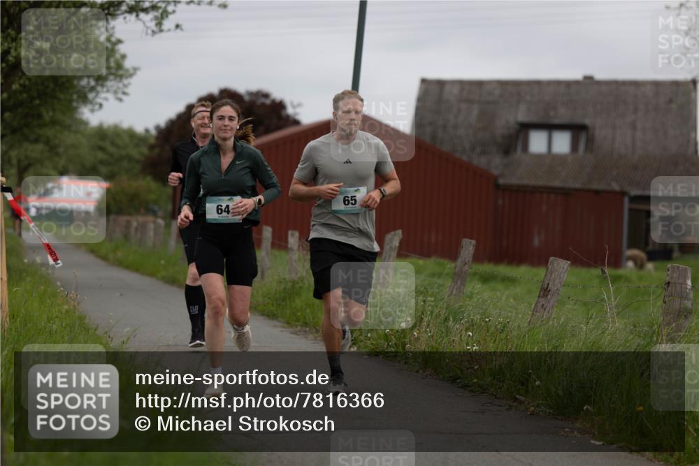 04.05.2025 - 8. Wedeler Halbmarathon Michael Strokosch http://msf.ph/oto/7816366 04.05.2025 10:59:38 Laufen 65, 64 meine-sportfotos.de