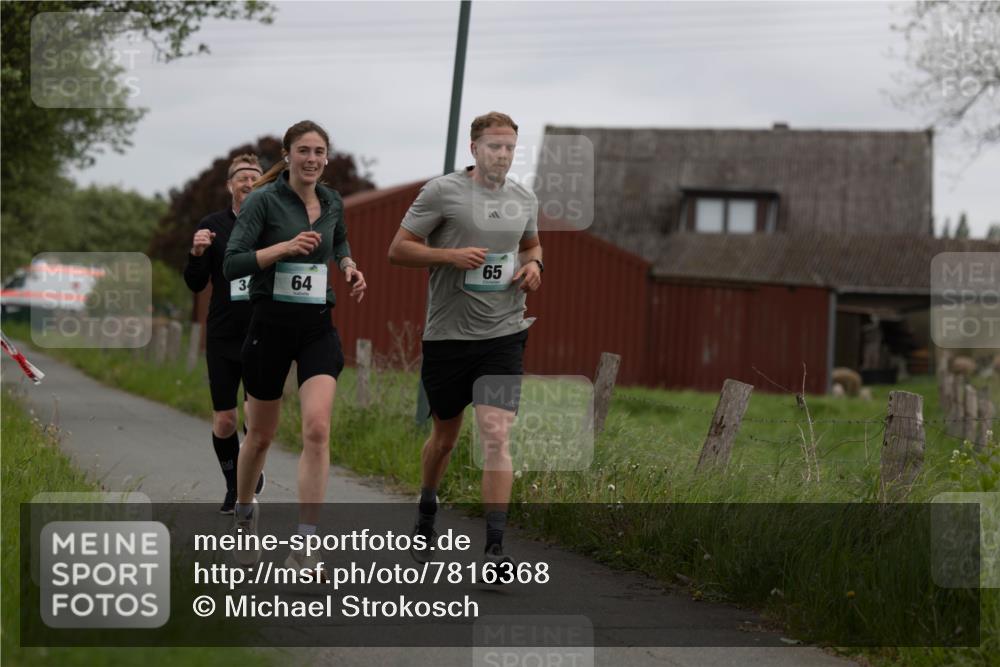 04.05.2025 - 8. Wedeler Halbmarathon Michael Strokosch http://msf.ph/oto/7816368 04.05.2025 10:59:38 Laufen 65, 64, 34 meine-sportfotos.de