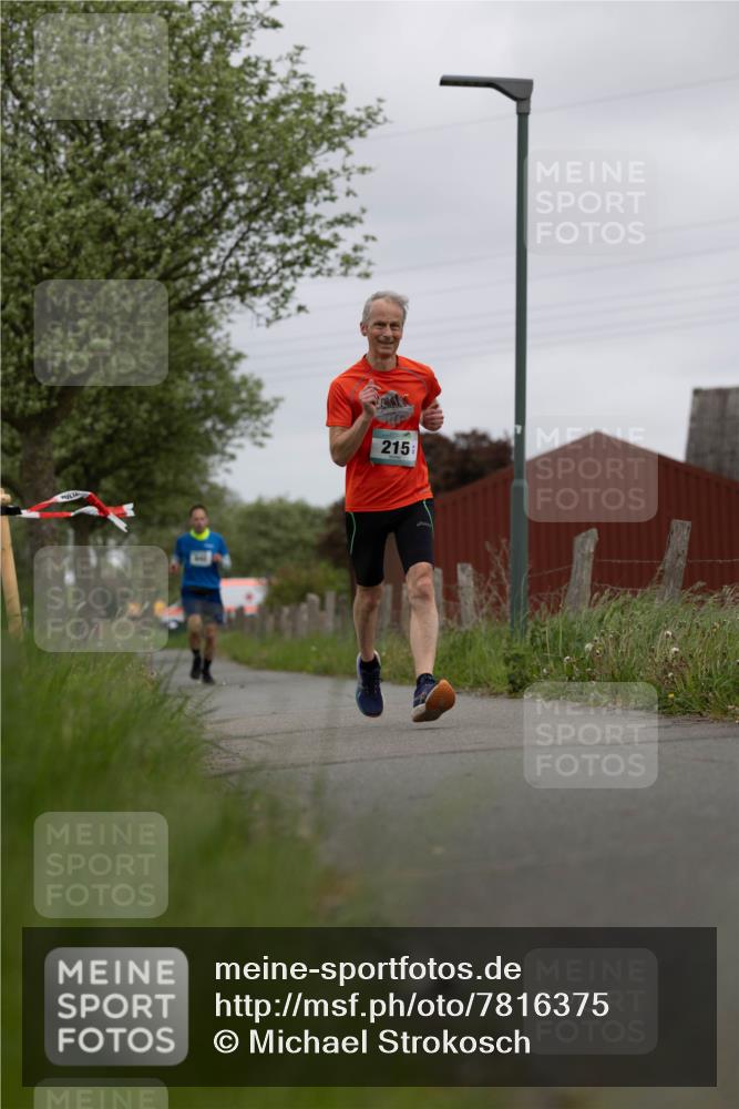 04.05.2025 - 8. Wedeler Halbmarathon Michael Strokosch http://msf.ph/oto/7816375 04.05.2025 10:59:56 Laufen 215 meine-sportfotos.de