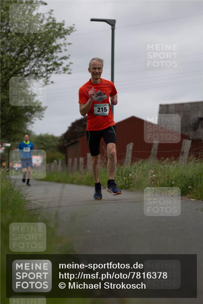 04.05.2025 - 8. Wedeler Halbmarathon Michael Strokosch http://msf.ph/oto/7816378 04.05.2025 10:59:57 Laufen 215 meine-sportfotos.de