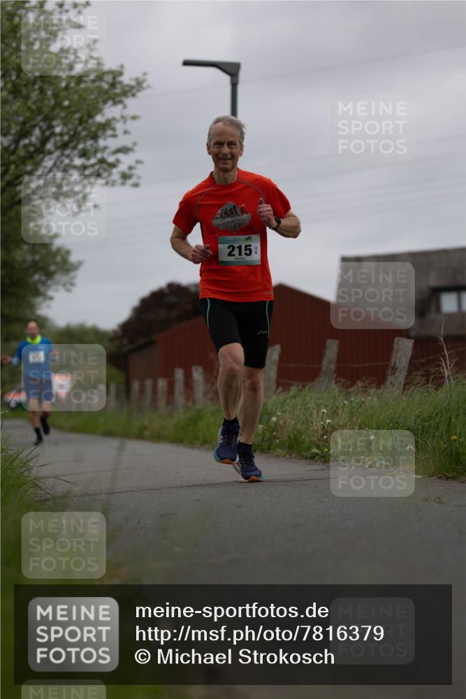 04.05.2025 - 8. Wedeler Halbmarathon Michael Strokosch http://msf.ph/oto/7816379 04.05.2025 10:59:57 Laufen 215 meine-sportfotos.de