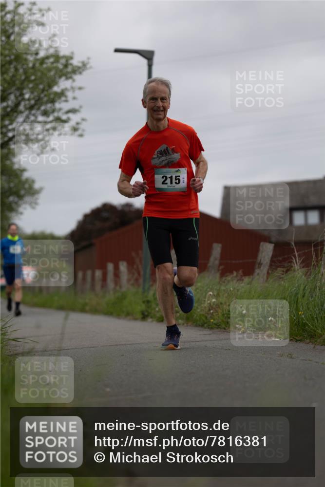 04.05.2025 - 8. Wedeler Halbmarathon Michael Strokosch http://msf.ph/oto/7816381 04.05.2025 10:59:58 Laufen 215 meine-sportfotos.de