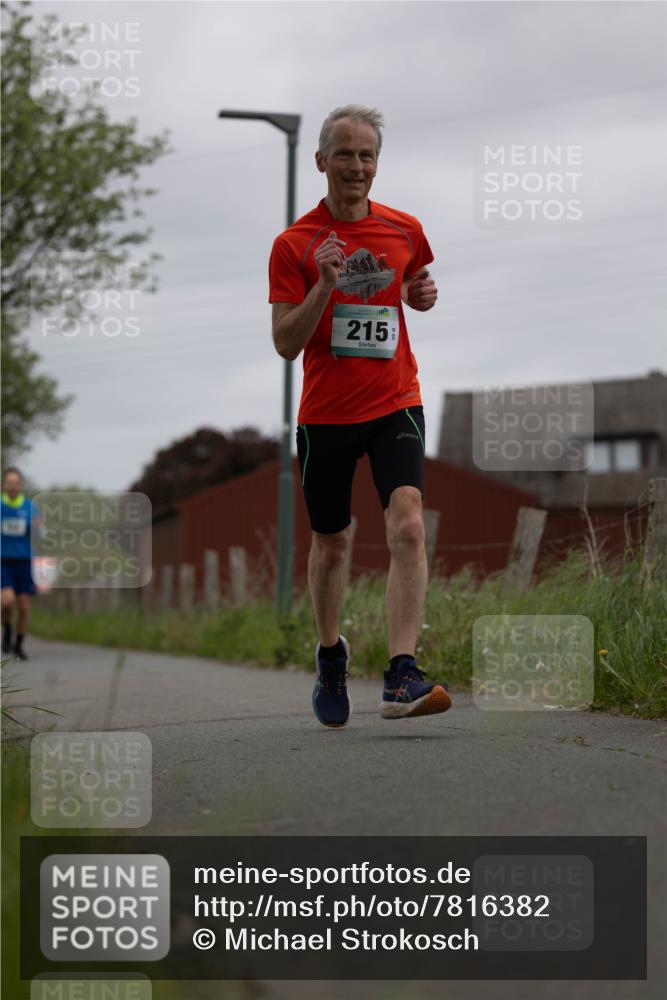 04.05.2025 - 8. Wedeler Halbmarathon Michael Strokosch http://msf.ph/oto/7816382 04.05.2025 10:59:58 Laufen 215 meine-sportfotos.de
