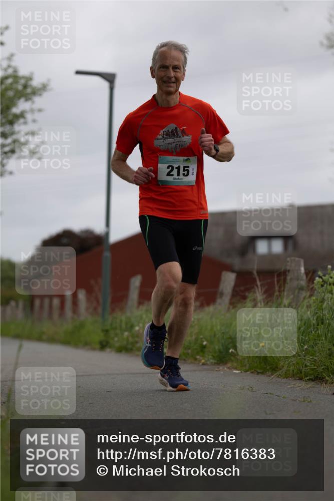 04.05.2025 - 8. Wedeler Halbmarathon Michael Strokosch http://msf.ph/oto/7816383 04.05.2025 10:59:58 Laufen 215 meine-sportfotos.de