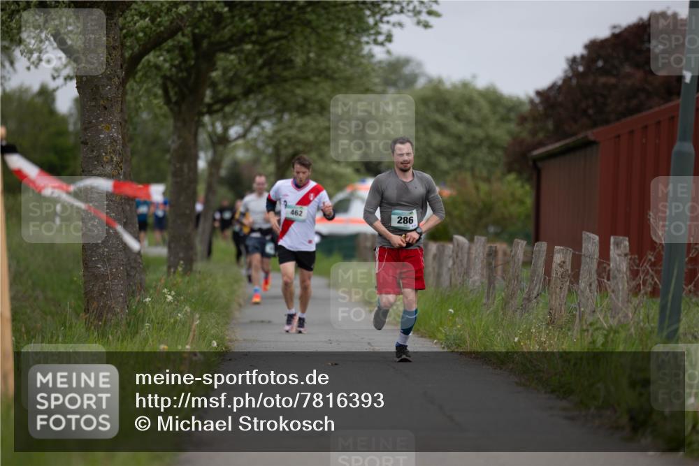 04.05.2025 - 8. Wedeler Halbmarathon Michael Strokosch http://msf.ph/oto/7816393 04.05.2025 11:00:17 Laufen 286, 462 meine-sportfotos.de