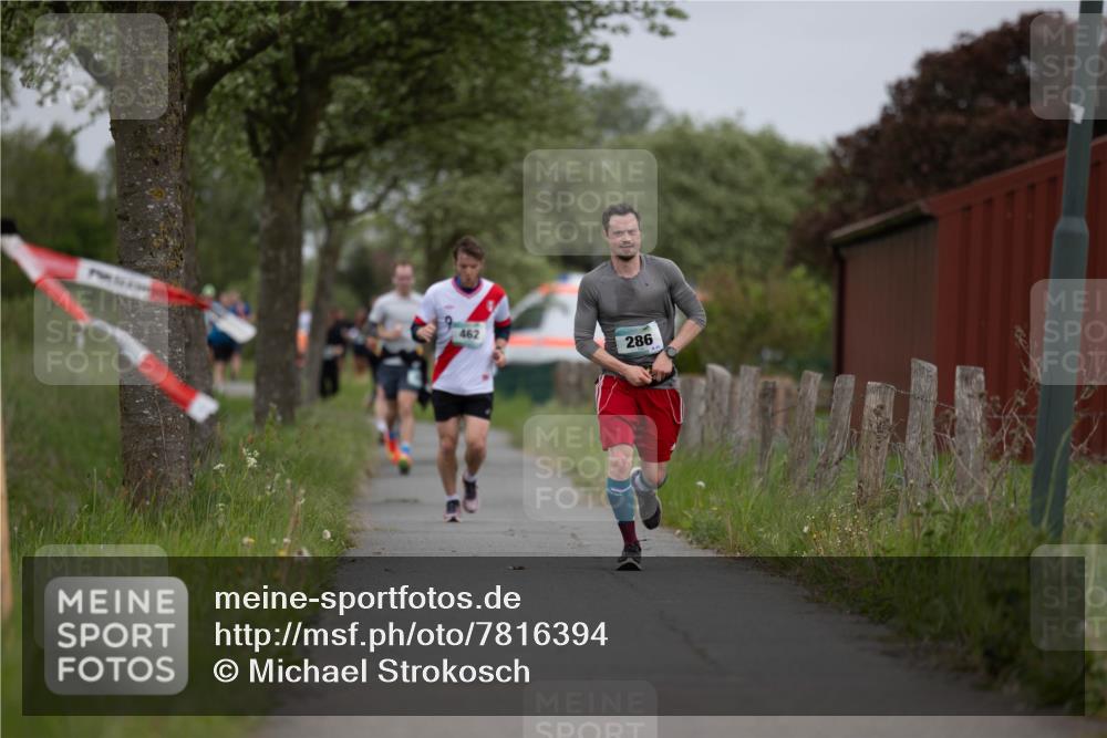 04.05.2025 - 8. Wedeler Halbmarathon Michael Strokosch http://msf.ph/oto/7816394 04.05.2025 11:00:18 Laufen 462, 286 meine-sportfotos.de