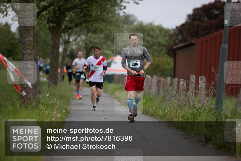 04.05.2025 - 8. Wedeler Halbmarathon Michael Strokosch http://msf.ph/oto/7816396 04.05.2025 11:00:18 Laufen 462, 286 meine-sportfotos.de