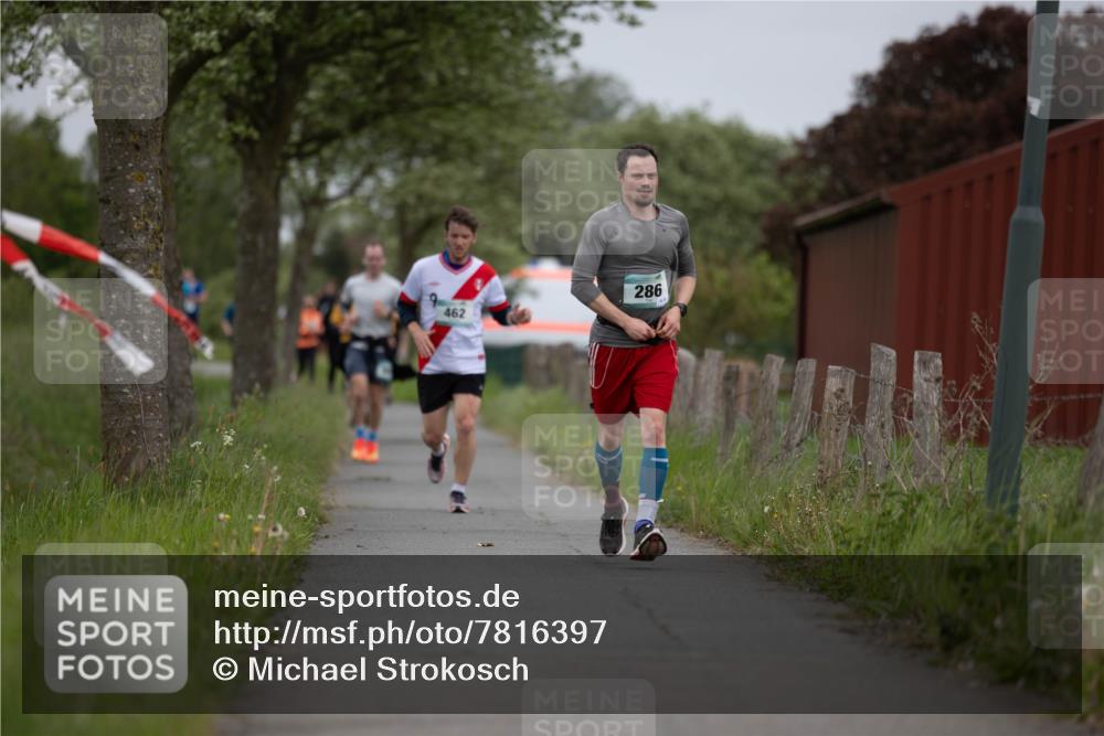 04.05.2025 - 8. Wedeler Halbmarathon Michael Strokosch http://msf.ph/oto/7816397 04.05.2025 11:00:19 Laufen 286, 462 meine-sportfotos.de