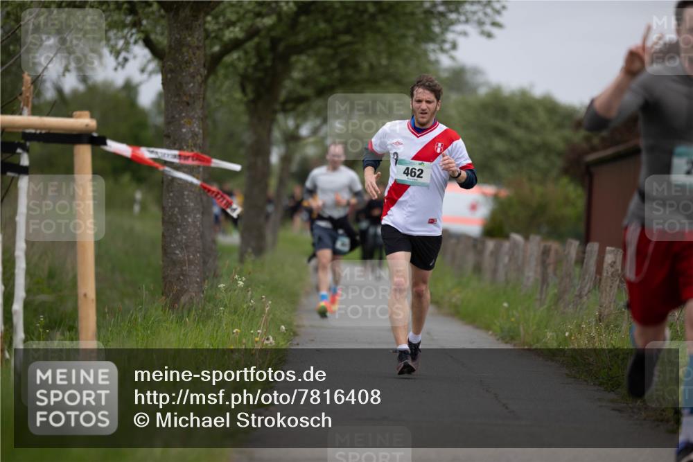 04.05.2025 - 8. Wedeler Halbmarathon Michael Strokosch http://msf.ph/oto/7816408 04.05.2025 11:00:22 Laufen 462 meine-sportfotos.de