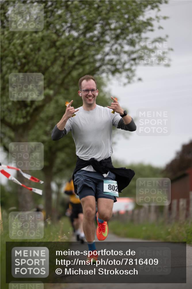 04.05.2025 - 8. Wedeler Halbmarathon Michael Strokosch http://msf.ph/oto/7816409 04.05.2025 11:00:29 Laufen 802 meine-sportfotos.de