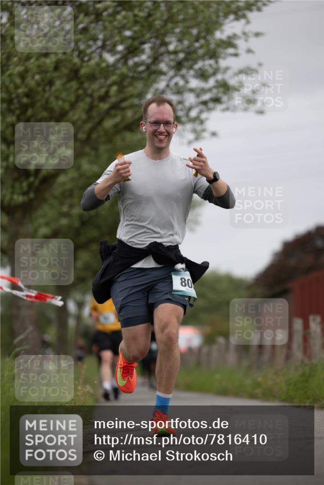 04.05.2025 - 8. Wedeler Halbmarathon Michael Strokosch http://msf.ph/oto/7816410 04.05.2025 11:00:30 Laufen 80 meine-sportfotos.de